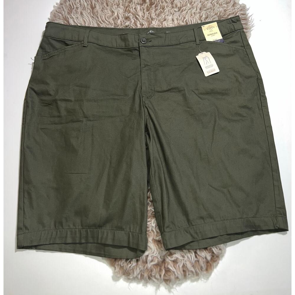 St. John bay women’s new green mid rise Bermuda shorts